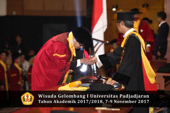 Wisuda Unpad Gel I TA 2017_2018  Fakultas Hukum oleh Rektor 103