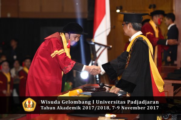 Wisuda Unpad Gel I TA 2017_2018  Fakultas Hukum oleh Rektor 105
