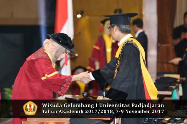 Wisuda Unpad Gel I TA 2017_2018  Fakultas Hukum oleh Rektor 110