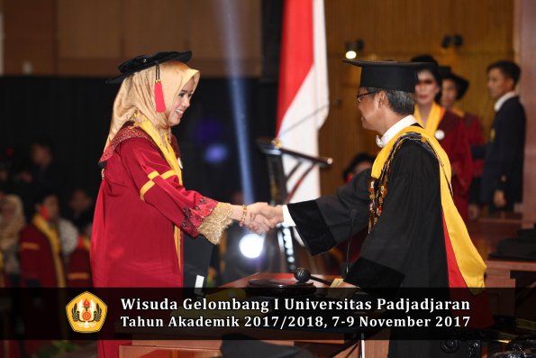 Wisuda Unpad Gel I TA 2017_2018  Fakultas Hukum oleh Rektor 111