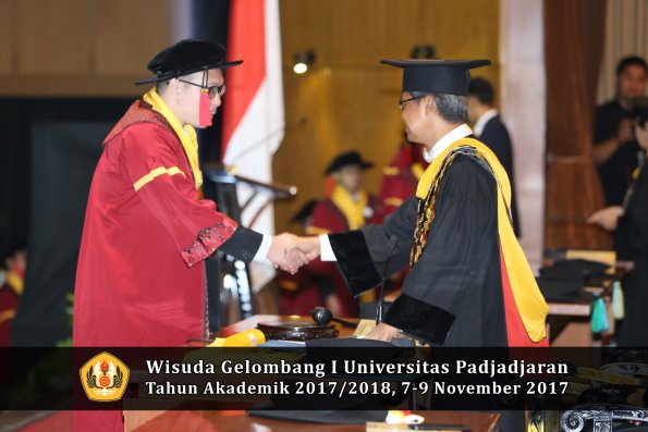 Wisuda Unpad Gel I TA 2017_2018  Fakultas Hukum oleh Rektor 115