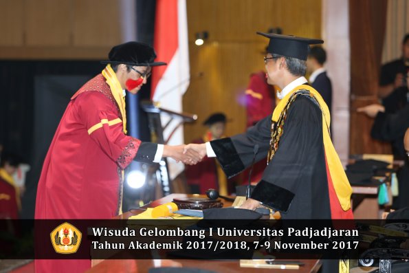 Wisuda Unpad Gel I TA 2017_2018  Fakultas Hukum oleh Rektor 117