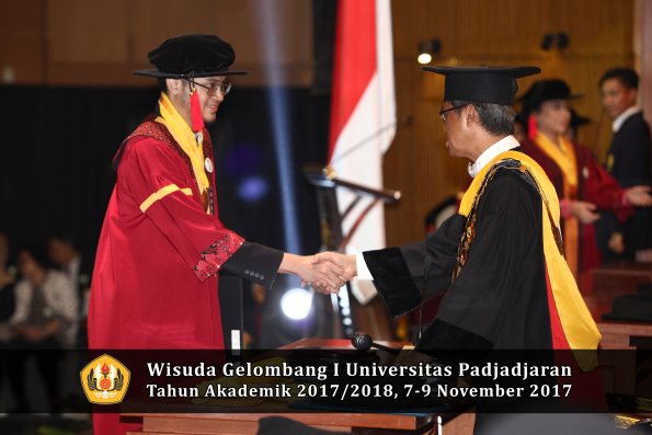 Wisuda Unpad Gel I TA 2017_2018  Fakultas Hukum oleh Rektor 118