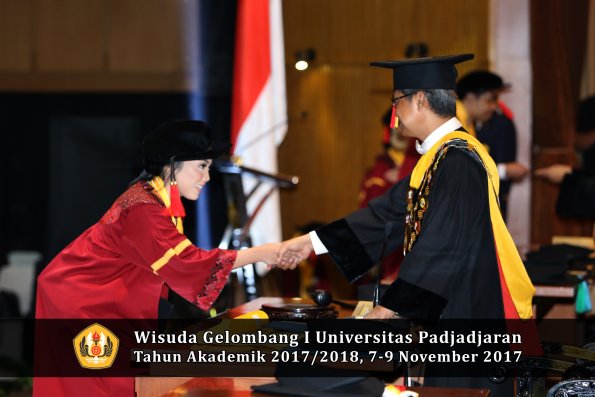 Wisuda Unpad Gel I TA 2017_2018  Fakultas Hukum oleh Rektor 120
