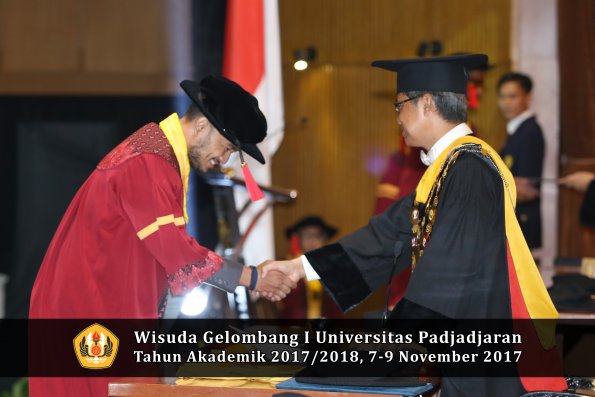 Wisuda Unpad Gel I TA 2017_2018  Fakultas Hukum oleh Rektor 203