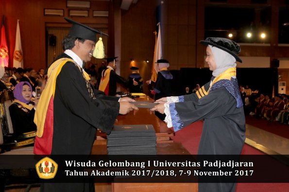 Wisuda Unpad Gel I TA 2017_2018  Fakultas ilmu komunikasi oleh dekan 008