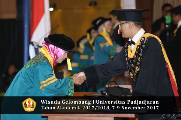 Wisuda Unpad Gel I TA 2017_2018  Fakultas ilmu komunikasi oleh Rektor 018