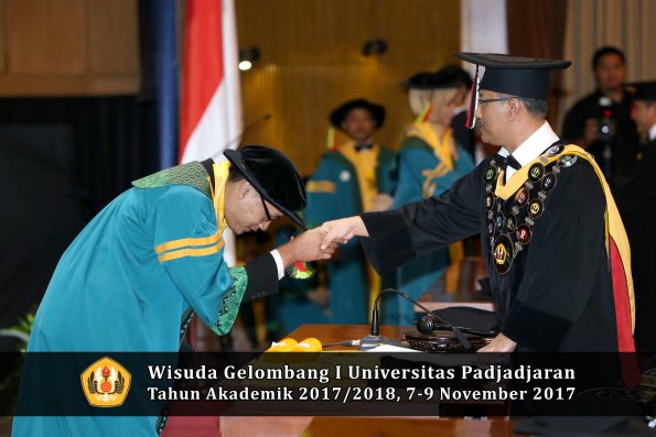 Wisuda Unpad Gel I TA 2017_2018  Fakultas MIPA oleh Rektor 004