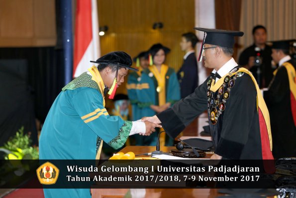 Wisuda Unpad Gel I TA 2017_2018  Fakultas MIPA oleh Rektor 006