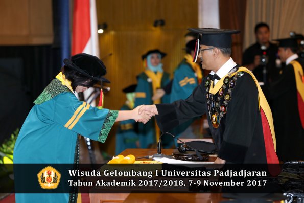 Wisuda Unpad Gel I TA 2017_2018  Fakultas MIPA oleh Rektor 007