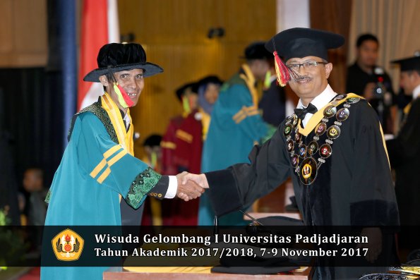 Wisuda Unpad Gel I TA 2017_2018  Fakultas MIPA oleh Rektor 012