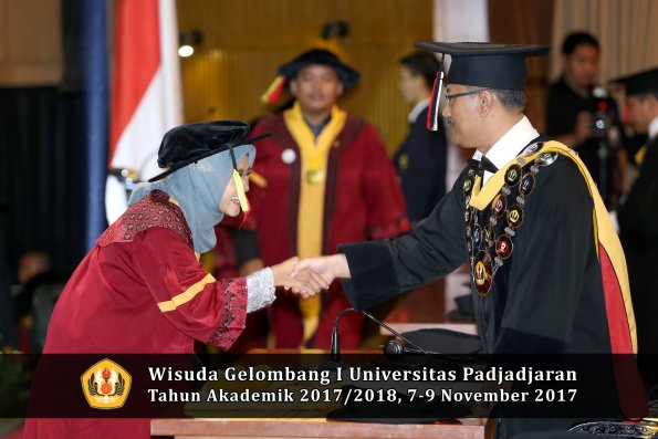 Wisuda Unpad Gel I TA 2017_2018  Fakultas MIPA oleh Rektor 019
