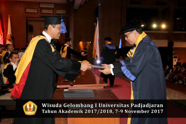 Wisuda Unpad Gel I TA 2017_2018  Fakultas I S I P oleh Dekan 015