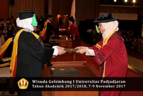 Wisuda Unpad Gel I TA 2017_2018  Fakultas kedokteran oleh dekan 342