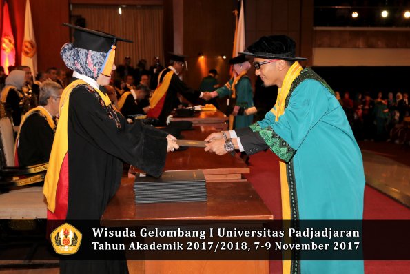 Wisuda Unpad Gel I TA 2017_2018  Fakultas Teknik Geologi Oleh Dekan 013