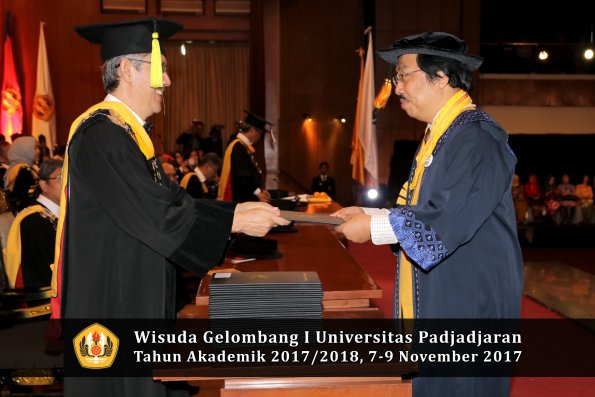 Wisuda Unpad Gel I TA 2017_2018  Fakultas Ekonomi Dan Bisnis oleh Dekan 001