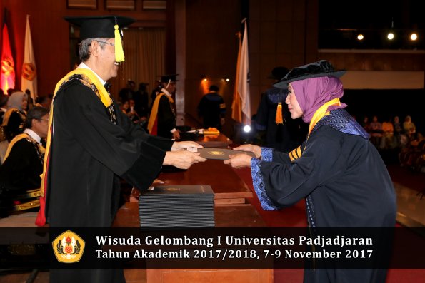 Wisuda Unpad Gel I TA 2017_2018  Fakultas Ekonomi Dan Bisnis oleh Dekan 005