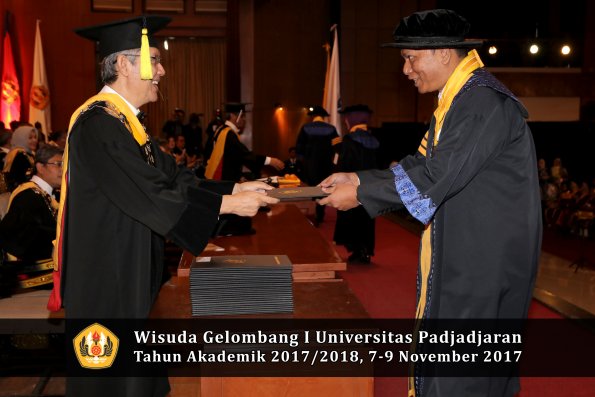 Wisuda Unpad Gel I TA 2017_2018  Fakultas Ekonomi Dan Bisnis oleh Dekan 006