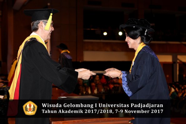 Wisuda Unpad Gel I TA 2017_2018  Fakultas Ekonomi Dan Bisnis oleh Dekan 007