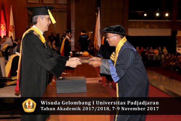 Wisuda Unpad Gel I TA 2017_2018  Fakultas Ekonomi Dan Bisnis oleh Dekan 008