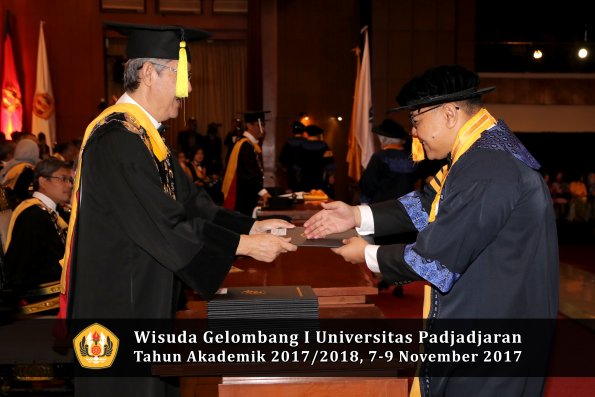 Wisuda Unpad Gel I TA 2017_2018  Fakultas Ekonomi Dan Bisnis oleh Dekan 010