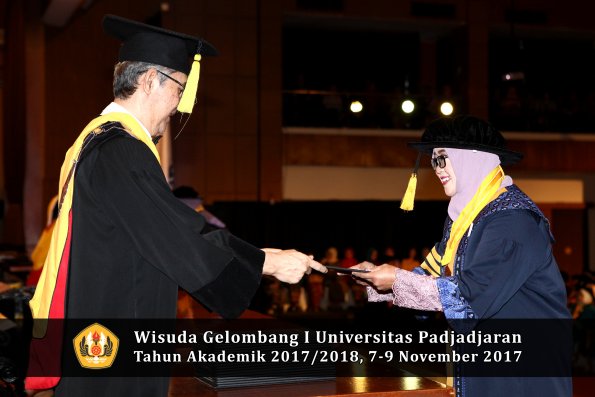 Wisuda Unpad Gel I TA 2017_2018  Fakultas Ekonomi Dan Bisnis oleh Dekan 012