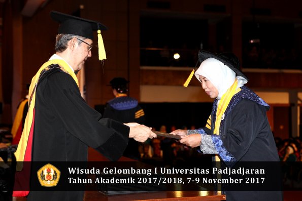 Wisuda Unpad Gel I TA 2017_2018  Fakultas Ekonomi Dan Bisnis oleh Dekan 016