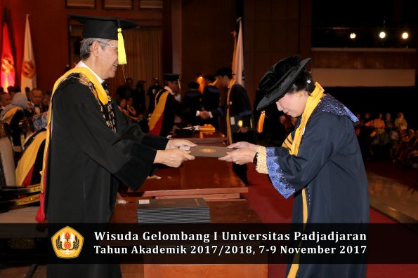 Wisuda Unpad Gel I TA 2017_2018  Fakultas Ekonomi Dan Bisnis oleh Dekan 019