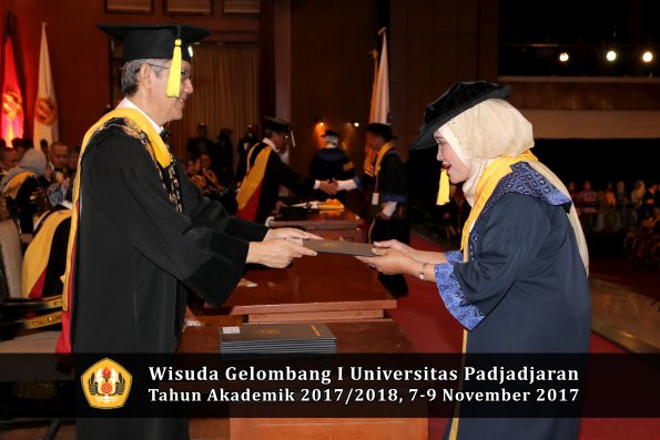 Wisuda Unpad Gel I TA 2017_2018  Fakultas Ekonomi Dan Bisnis oleh Dekan 022
