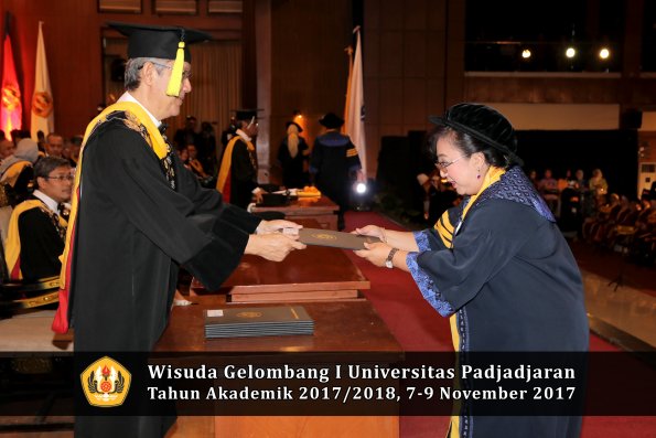 Wisuda Unpad Gel I TA 2017_2018  Fakultas Ekonomi Dan Bisnis oleh Dekan 024