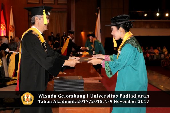 Wisuda Unpad Gel I TA 2017_2018  Fakultas Ekonomi Dan Bisnis oleh Dekan 045
