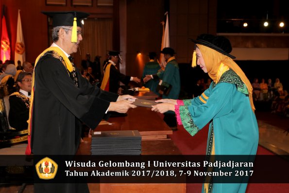 Wisuda Unpad Gel I TA 2017_2018  Fakultas Ekonomi Dan Bisnis oleh Dekan 047