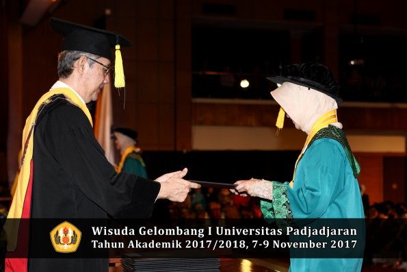 Wisuda Unpad Gel I TA 2017_2018  Fakultas Ekonomi Dan Bisnis oleh Dekan 053