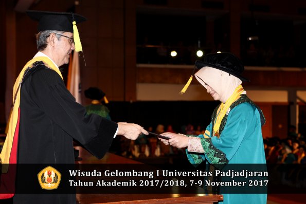 Wisuda Unpad Gel I TA 2017_2018  Fakultas Ekonomi Dan Bisnis oleh Dekan 066