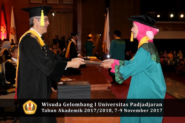 Wisuda Unpad Gel I TA 2017_2018  Fakultas Ekonomi Dan Bisnis oleh Dekan 079