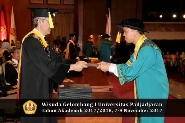 Wisuda Unpad Gel I TA 2017_2018  Fakultas Ekonomi Dan Bisnis oleh Dekan 081