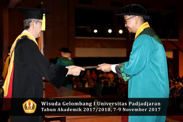 Wisuda Unpad Gel I TA 2017_2018  Fakultas Ekonomi Dan Bisnis oleh Dekan 091