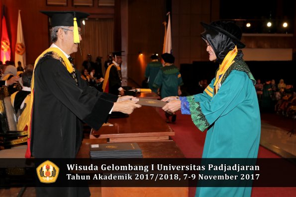 Wisuda Unpad Gel I TA 2017_2018  Fakultas Ekonomi Dan Bisnis oleh Dekan 095