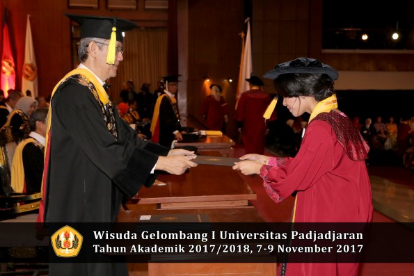 Wisuda Unpad Gel I TA 2017_2018  Fakultas Ekonomi Dan Bisnis oleh Dekan 165