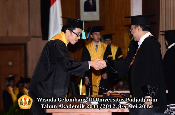 wisuda-unpad-gel-iii-2011_2012-fakultas-pik-oleh-rektor-004