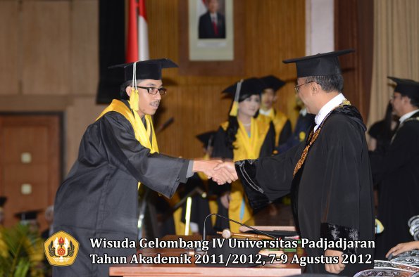 wisuda-unpad-gel-iv-2011_2012-fakultas-ilmu-komunikasi-oleh-rektor-003