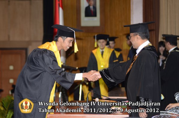 wisuda-unpad-gel-iv-2011_2012-fakultas-ilmu-komunikasi-oleh-rektor-008