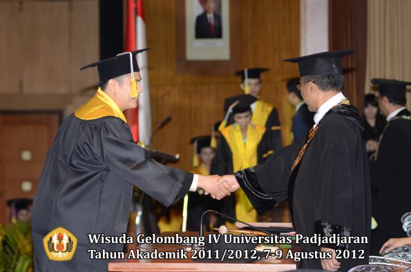 wisuda-unpad-gel-iv-2011_2012-fakultas-ilmu-komunikasi-oleh-rektor-009