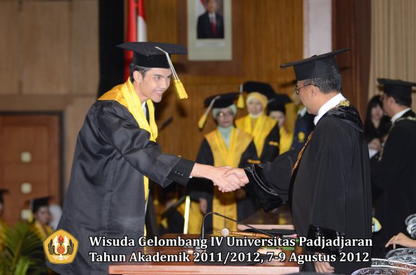 wisuda-unpad-gel-iv-2011_2012-fakultas-ilmu-komunikasi-oleh-rektor-011
