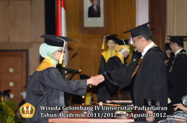 wisuda-unpad-gel-iv-2011_2012-fakultas-ilmu-komunikasi-oleh-rektor-012