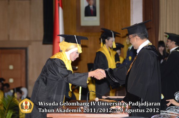 wisuda-unpad-gel-iv-2011_2012-fakultas-ilmu-komunikasi-oleh-rektor-013