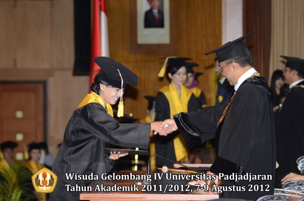 wisuda-unpad-gel-iv-2011_2012-fakultas-ilmu-komunikasi-oleh-rektor-016