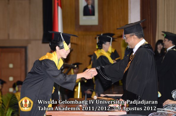 wisuda-unpad-gel-iv-2011_2012-fakultas-ilmu-komunikasi-oleh-rektor-017