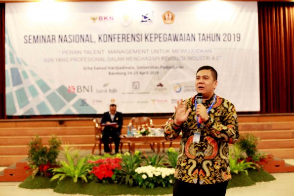 IMG_9802_Semnas_Kepegawaian_2019_YuliHantoro