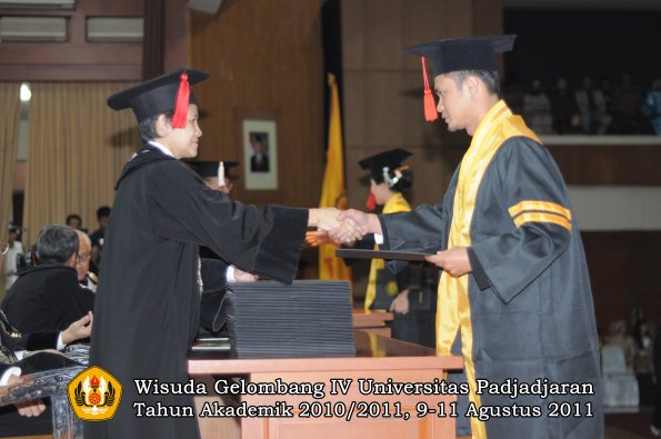 wisuda-fh-oleh-dekan-11